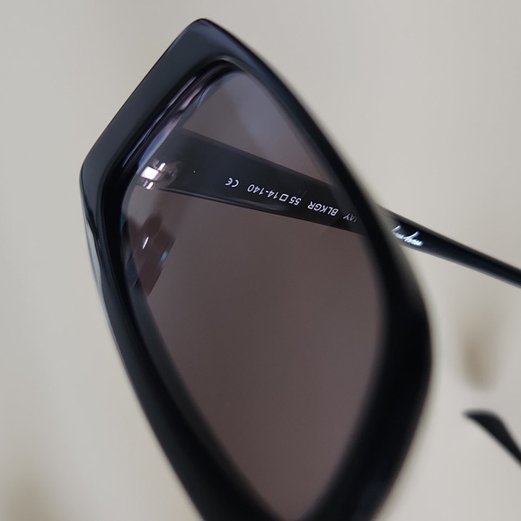 Chic Black Rectangular Sunglasses - Picture 8 of 8